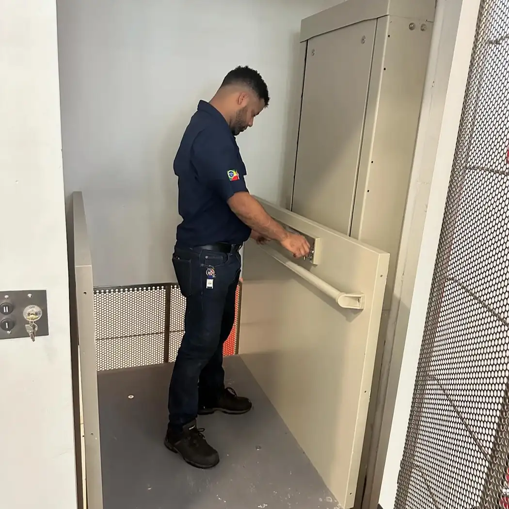 Mecanico reparando ascensor