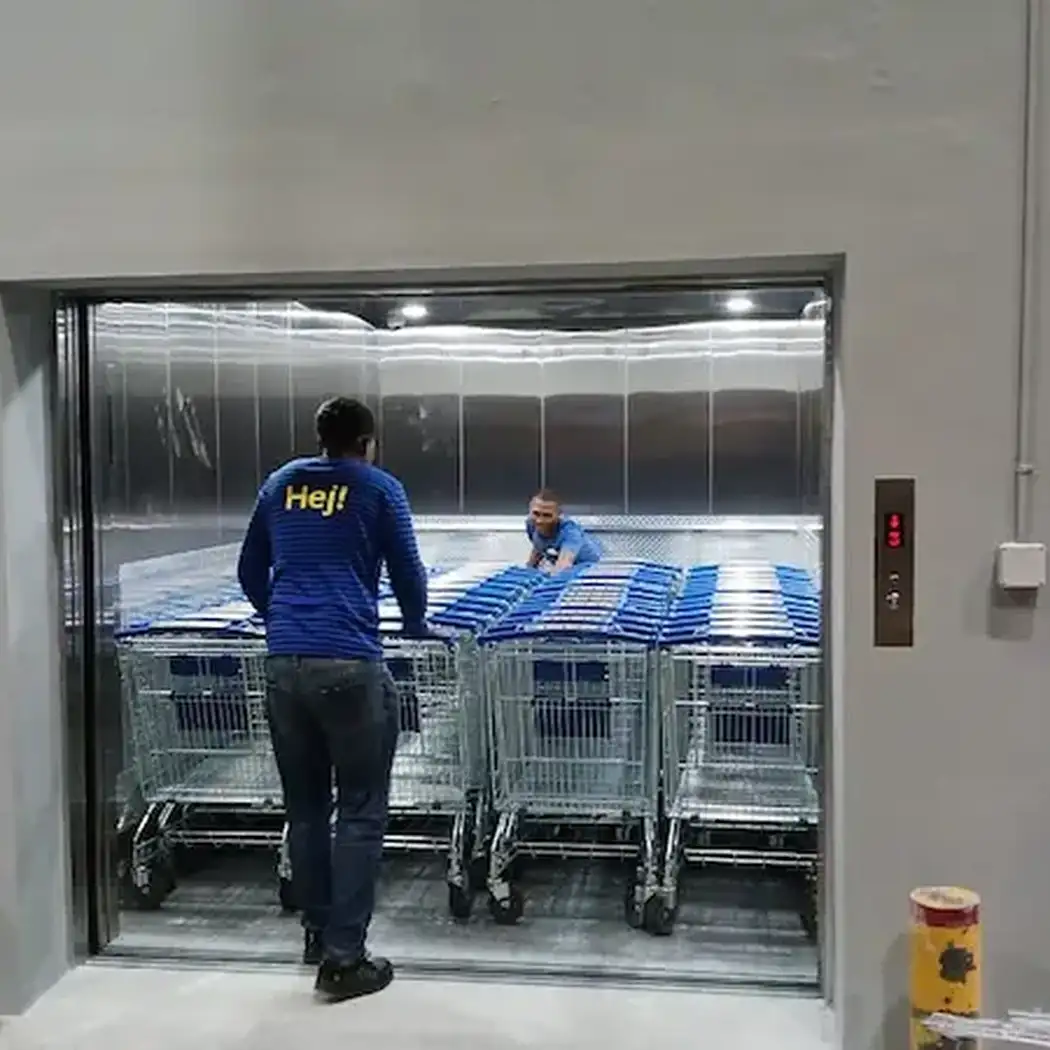 Mecanicos dentro de ascensor